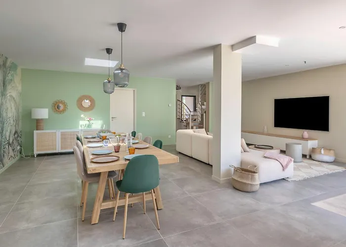 850m De La - Maison 8 Adultes Et 4 Enfants